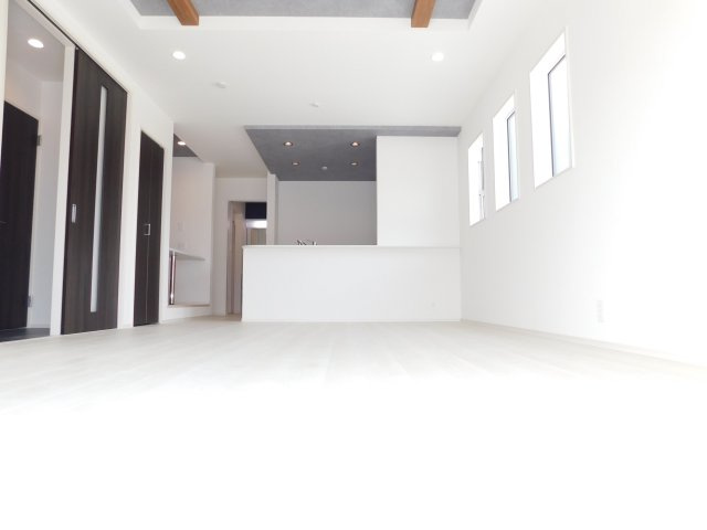 清須市上条２丁目の新築一戸建の居間・リビング|◇リビング◇　　南面で明るいリビング２０．０帖　リビング全体が見渡せる対面キッチン♪