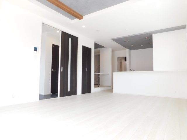 清須市上条２丁目の新築一戸建の居間・リビング|◇リビング◇　　南面で明るいリビング２０．０帖　リビング収納完備！