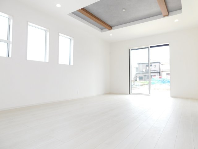 清須市上条２丁目の新築一戸建の居間・リビング|◇リビング◇　　南面で明るいリビング２０．０帖　折上天井の開放感のある空間♪