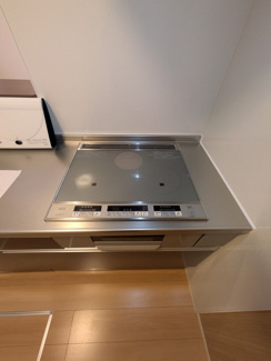 ＩＨ2口、ﾗｼﾞｴﾝﾄ1口のシステムキッチン
