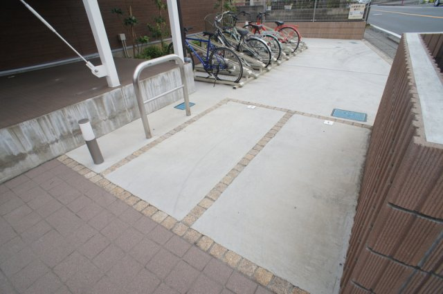 リブリ・八番館の駐車場