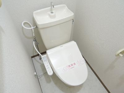 トイレ　窓有　多機能便座設置済