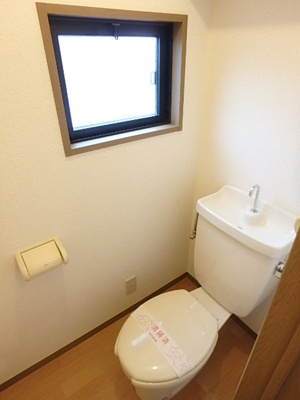 トイレには換気ができる小窓付き。