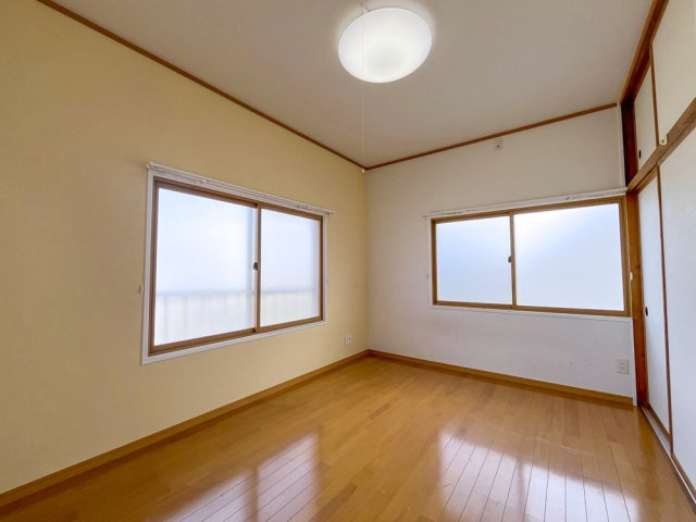 柏崎市東長浜町（南棟）　中古住宅の洋室|柏崎市東長浜町（南棟）　中古住宅 写真11