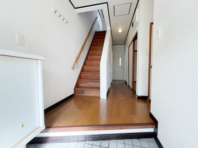 柏崎市東長浜町（南棟）　中古住宅の玄関|柏崎市東長浜町（南棟）　中古住宅 写真18