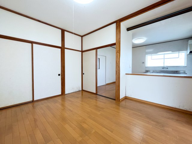 柏崎市東長浜町（南棟）　中古住宅の洋室|柏崎市東長浜町（南棟）　中古住宅 写真5