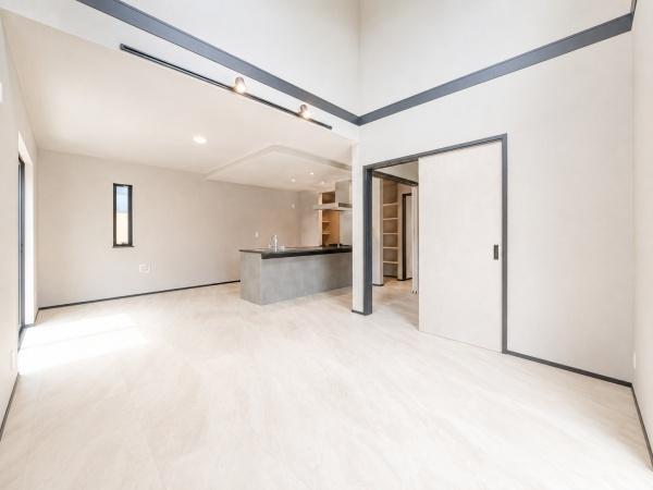 横浜市泉区新橋町の新築一戸建の居間・リビング|家族が自然と集まるリビングは
落ち着きのある空間です♪