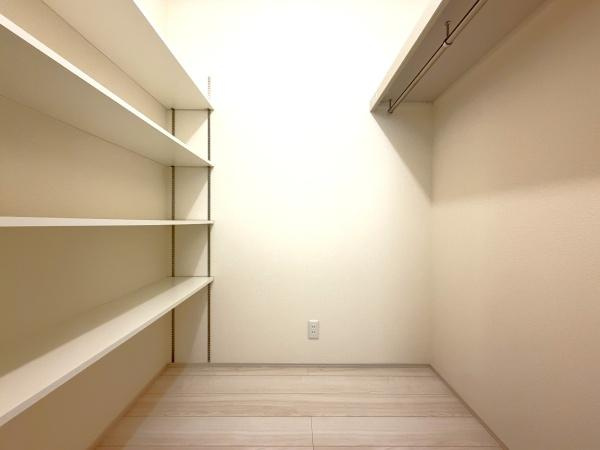 横浜市戸塚区平戸２丁目の新築一戸建の収納|WICでお部屋もスッキリと利用できます！
洋服以外にも収納できるのは嬉しいポイント！