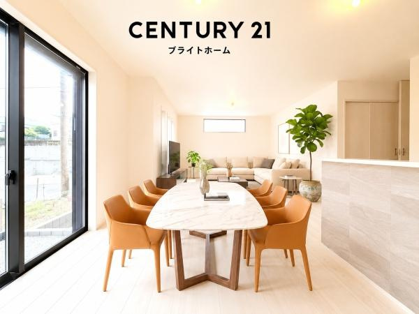 横浜市戸塚区平戸２丁目の新築一戸建の居間・リビング|自慢したくなるリビング！
形も良く家具の配置にも困りません。
※家具等はＣＧでの参考レイアウトです。
