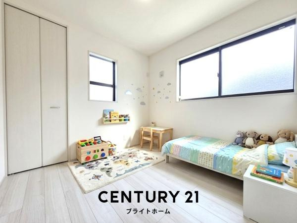 横浜市戸塚区平戸２丁目の新築一戸建の洋室|窓からの光が嬉しい洋室です。
収納もあり、荷物が多い方にも安心です♪
※家具等はCGでの参考レイアウトです。