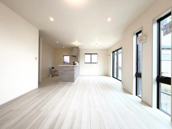 横浜市戸塚区平戸２丁目の新築一戸建の居間・リビング|家族が自然と集まるリビングは
落ち着きのある空間です♪