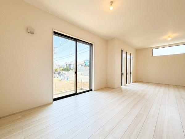 横浜市戸塚区平戸２丁目の新築一戸建の居間・リビング|明るいLDK！！
陽当たり良好です。