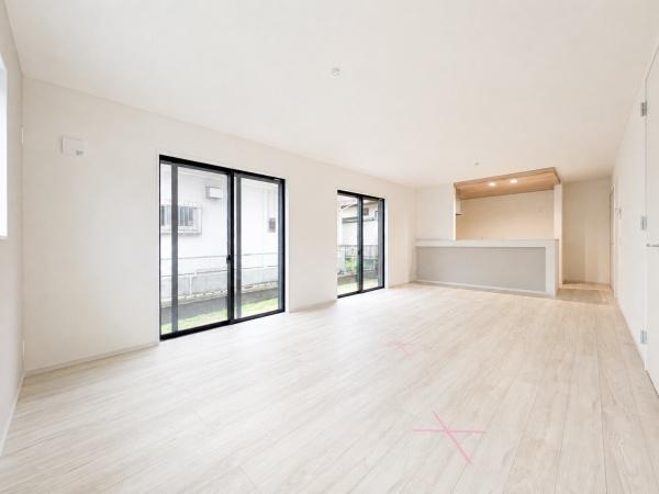 横浜市港南区港南台１丁目の新築一戸建の居間・リビング|家族が自然と集まるリビングは
落ち着きのある空間です♪