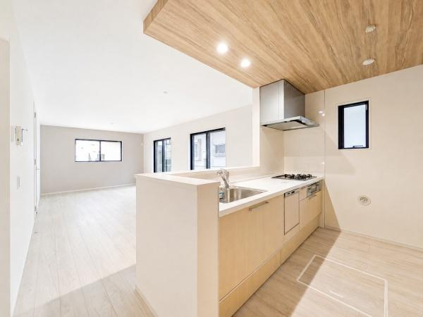 横浜市港南区港南台１丁目の新築一戸建のキッチン|対面式のキッチンはお料理中でも家族とのお話も弾みます。
