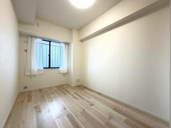 グランガーデン東戸塚の洋室|窓からの光が嬉しい洋室です。
収納もあり、荷物が多い方にも安心です♪
