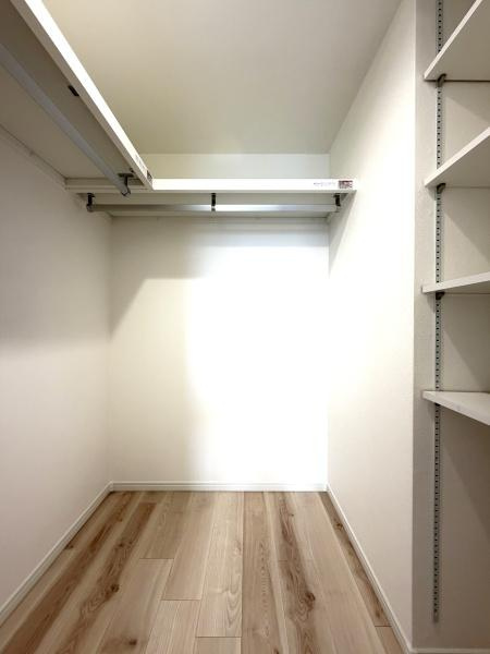 グランガーデン東戸塚の収納|WICでお部屋もスッキリと利用できます！
洋服以外にも収納できるのは嬉しいポイント！