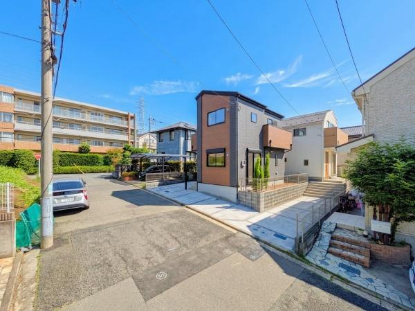 横浜市青葉区美しが丘西１丁目の新築一戸建の前面道路含む現地写真|前面道路が広いので、安心して駐車可能です！
是非現地へお越しください。