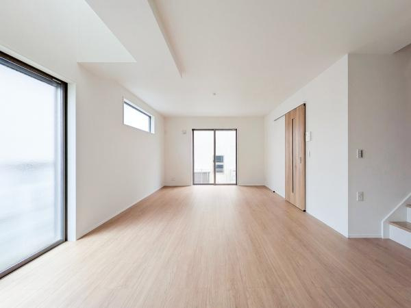 横浜市青葉区美しが丘西１丁目の新築一戸建の居間・リビング|窓からは明るい光が差し込みます！
自然と家族が集まる空間です♪

