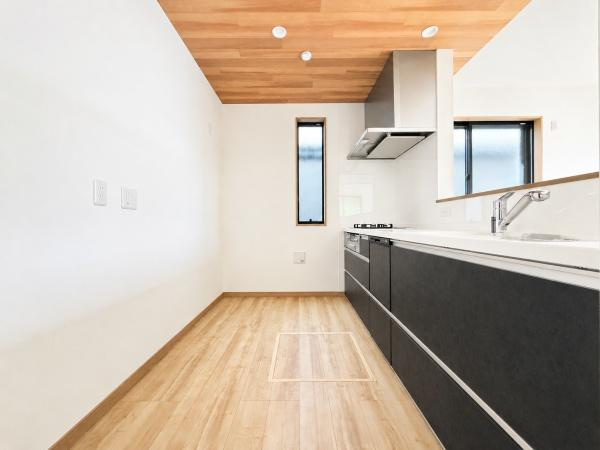横浜市緑区長津田町の新築一戸建のキッチン|広々としたキッチンは、
落ち着いて料理が出来ます！
