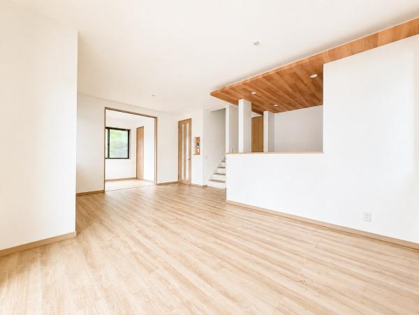 横浜市緑区長津田町の新築一戸建の居間・リビング|家族が自然と集まるリビングは
落ち着きのある空間です♪