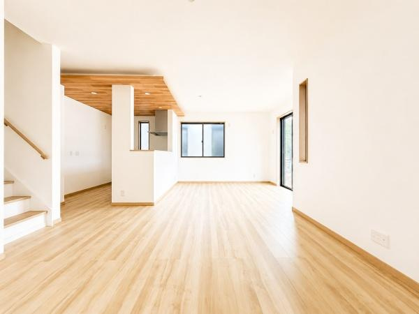 横浜市緑区長津田町の新築一戸建の居間・リビング|明るいLDK！！
陽当たり良好です。
