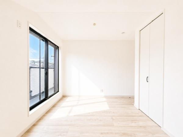 横浜市緑区長津田町の新築一戸建の洋室|広さも十分で窓からの光が嬉しい洋室です。