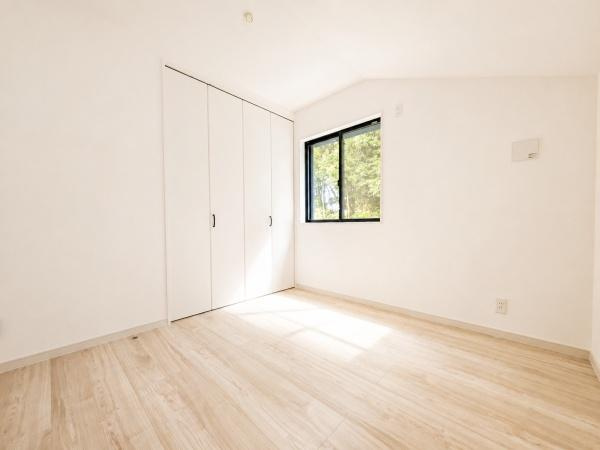 横浜市緑区長津田町の新築一戸建の洋室|クローゼットもあるので収納にも困りません！
荷物が多い方にも安心です。