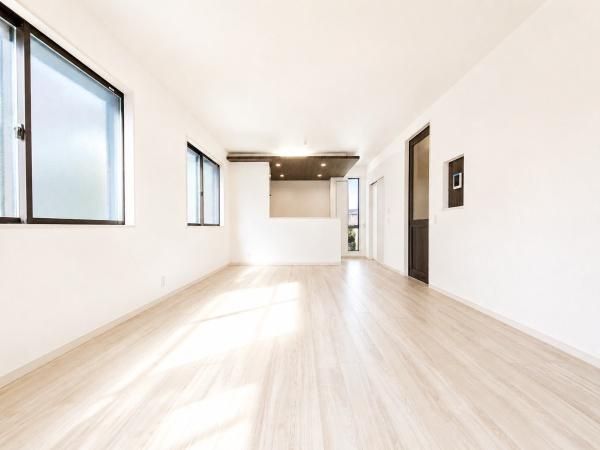 横浜市緑区長津田町の新築一戸建の居間・リビング|自慢したくなるリビング！
形も良く家具の配置にも困りません。