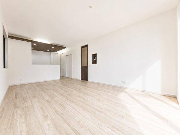 横浜市緑区長津田町の新築一戸建の居間・リビング|家族が自然と集まるリビングは
落ち着きのある空間です♪