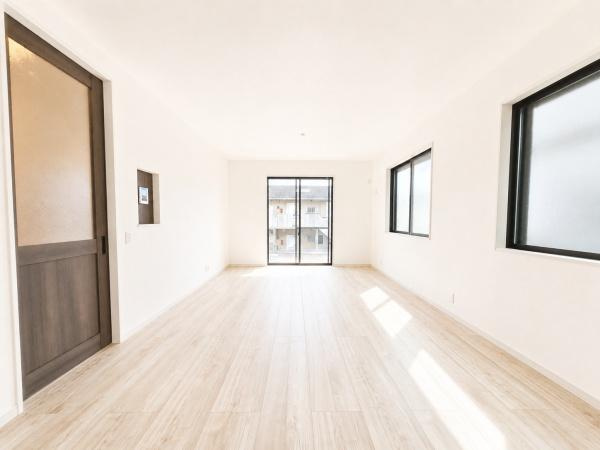 横浜市緑区長津田町の新築一戸建の居間・リビング|窓からは明るい光が差し込みます！
電気をつけなくても明るいです。