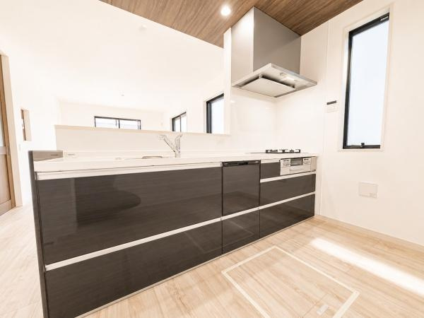 横浜市緑区長津田町の新築一戸建のキッチン|収納豊富なキッチン。
ここまで収納スペースがあるとキッチン周りをきれいに保てますね！