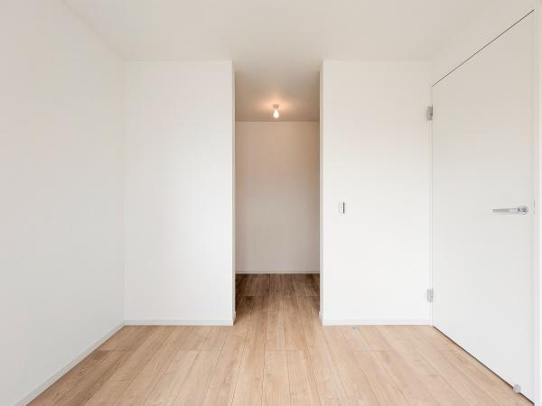 町田市西成瀬１丁目の新築一戸建の収納|WICでお部屋もスッキリと利用できます！
洋服以外にも収納できるのは嬉しいポイント！