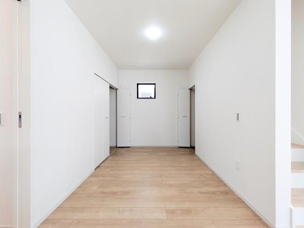 町田市西成瀬１丁目の新築一戸建の居間・リビング|収納もあり便利です
