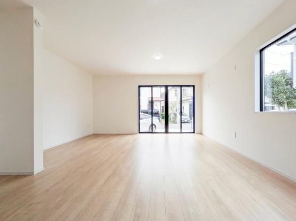 町田市西成瀬１丁目の新築一戸建の居間・リビング|窓からは明るい光が差し込みます！
自然と家族が集まる空間です♪
