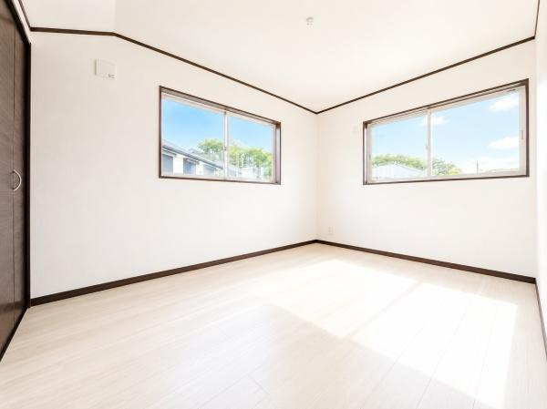 横浜市都筑区川和町の中古一戸建の洋室|二面採光の明るく、落ち着きのある洋室！
休日はこちらでおくつろぎ下さい♪