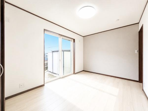 横浜市都筑区川和町の中古一戸建の洋室|広さも十分で窓からの光が嬉しい洋室です。