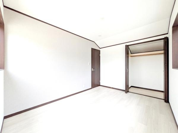 横浜市都筑区川和町の中古一戸建の洋室|クローゼットもあるので収納にも困りません！
荷物が多い方にも安心です。