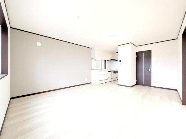 横浜市都筑区川和町の中古一戸建の居間・リビング|家族が自然と集まるリビングは
落ち着きのある空間です♪