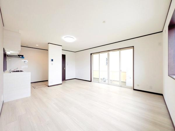 横浜市都筑区川和町の中古一戸建の居間・リビング|自慢したくなるリビング！
形も良く家具の配置にも困りません。