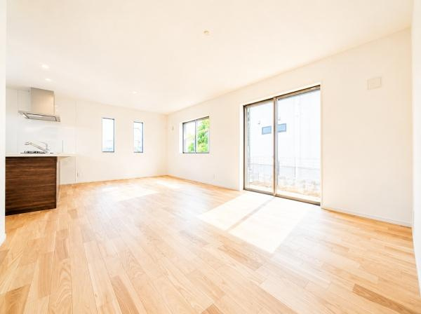 横浜市港北区新吉田東１丁目の新築一戸建の居間・リビング|窓からは明るい光が差し込みます！
自然と家族が集まる空間です♪

