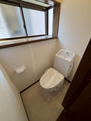 【トイレ】 | 越谷市大字恩間・戸建 | 窓が付いていて明るく換気もしやすいトイレになっております♪

