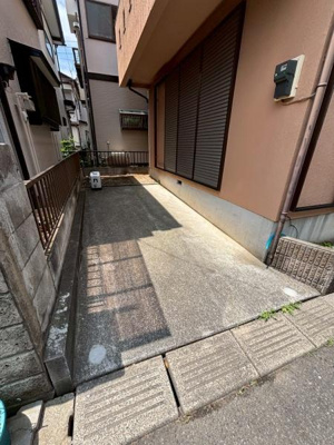 【駐車場】 | 越谷市大字恩間・戸建 | 車庫入れもしやすいスペースがございます♪