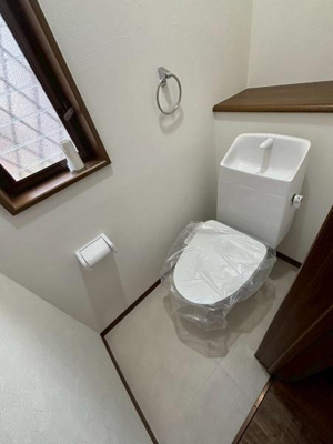 【トイレ】 | 越谷市大字恩間・戸建 | 窓が付いていて明るく換気もしやすいトイレになっております♪