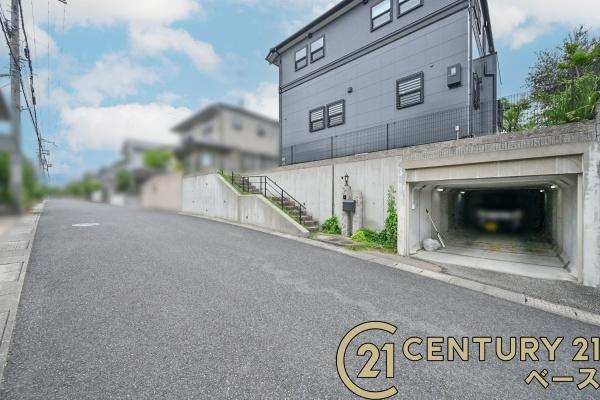 香芝市真美ケ丘７丁目　一戸建の前面道路含む現地写真|■現地撮影写真■ 前面道路は６ｍ以上と広くゆったりしています！
