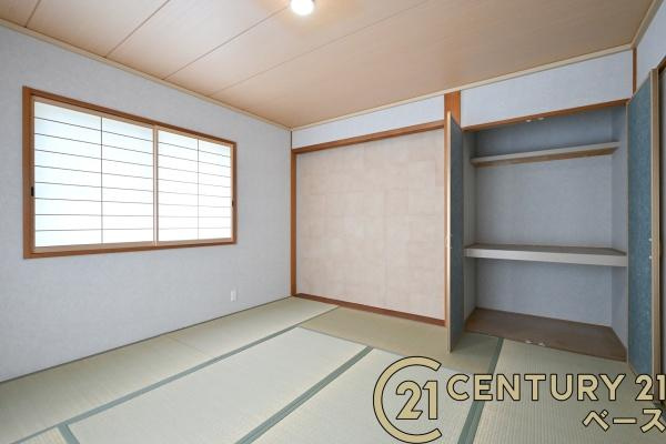 香芝市真美ケ丘７丁目　一戸建の和室|■現地撮影写真■和室にも収納スペース完備！