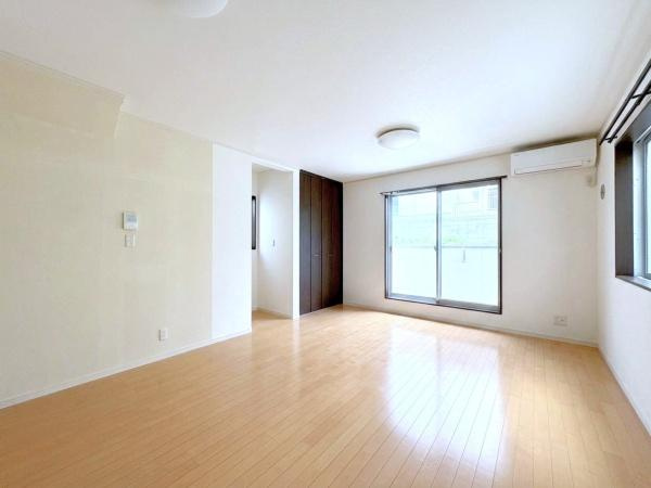 横浜市中区打越の中古一戸建の居間・リビング