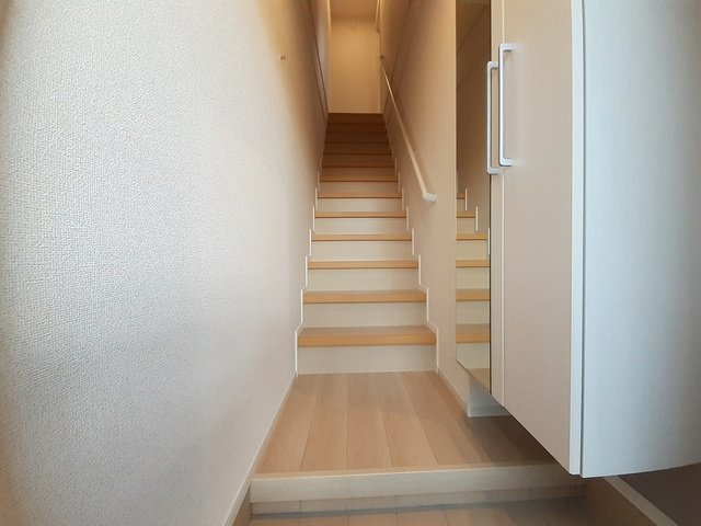 富山市北代のアパートの玄関