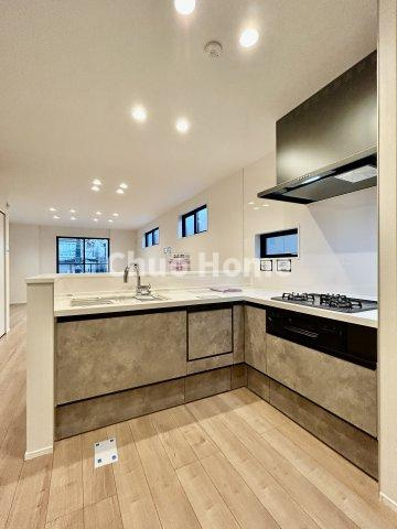 江東区北砂7丁目新築分譲住宅のキッチン|収納豊富なシステムキッチン