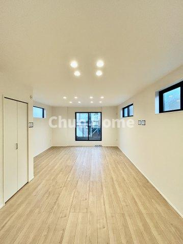 江東区北砂7丁目新築分譲住宅の居間・リビング|【リビングダイニング】一日の中で多くの時間を過すことになるリビングダイニングだからこそ、いつも穏やかな空間であることが必然。爽やかな通風と採光を存分に感じる事が出来る空間です。