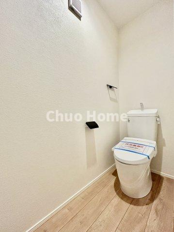 江東区北砂7丁目新築分譲住宅のトイレ|【トイレ】温水洗浄便座機能付きトイレ。温水洗浄便座は清潔にお使いいただくための大切なアイテムです。